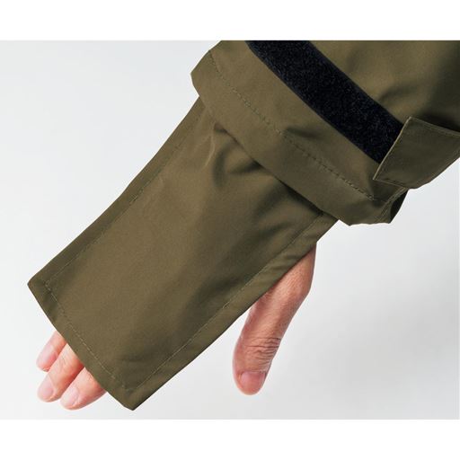 手甲カバー付き 袖内部から引き出し、ループに指を通せば、手の甲もしっかりカバーできます。
