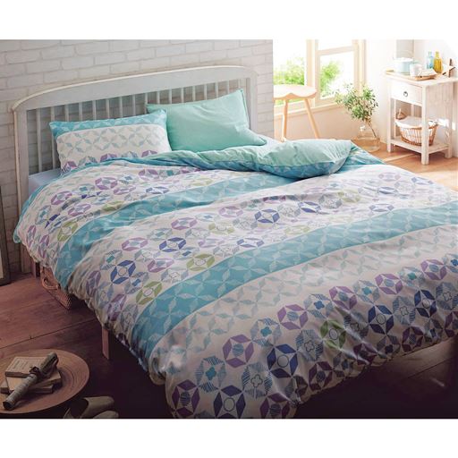ミストブルー(幾何柄) ※商品は枕カバーです。<br>寝室をスタイリッシュに装う、グラフィカルな花模様。