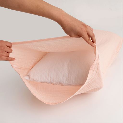 枕カバーは、余った部分を折り込むだけで手軽にサイズ調整ができる封筒式。