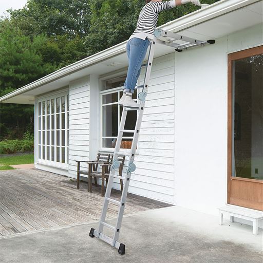 【作業台付はしご】屋根などの障害物があっても立てかけられる。