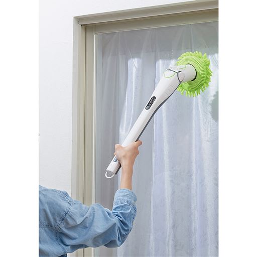 【窓や網戸掃除に】延長ハンドルを外せば、ハンディモップといて使えます。