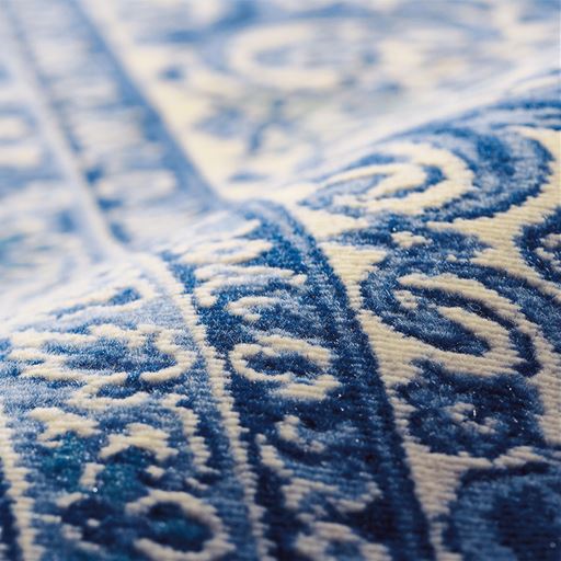 生地拡大(ブルー)<br>織りで表現された繊細な柄は、プリントにはない深みのある美しい表情。