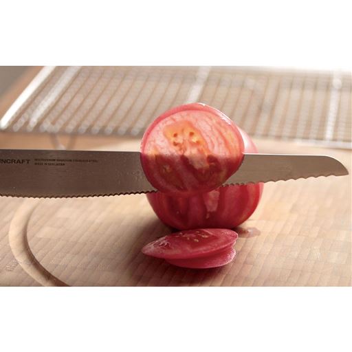 つぶれやすいトマトもこのとおり!<br>驚くほど薄く切れる。