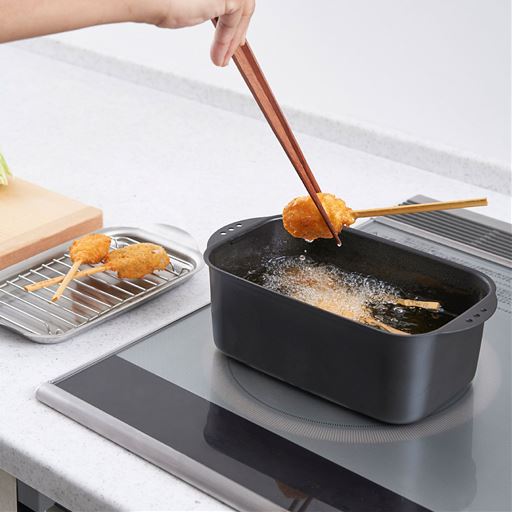 少量の油で料理が可能に。長い食材も揚げやすいコンパクトな角型揚げ鍋です。