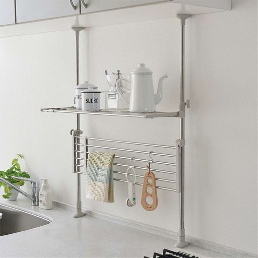 棚板の上下逆向きに設置すると、キッチンツールハンガーとして使えます。