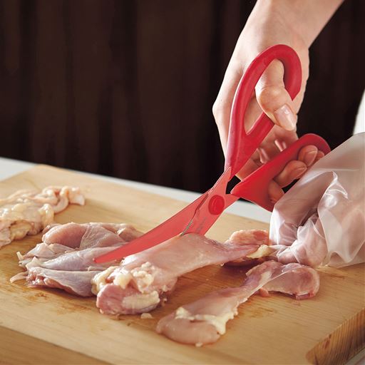 厚みのあるお肉、すべりやすい魚介類、面倒な小口切りも、カーブした刃先+ギザギザ刃+長い刃渡りで、さっとスムーズにカットできます。また、包丁やまな板を使わず調理できるので後片づけがラクになって時短調理につながります。