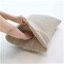 枕カバーはかぶせ式なので、ごろつくファスナーがなく着脱も簡単です。