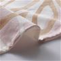 肌ざわりのよい綿100%生地を日本の工場で染色し、優れた縫製技術で仕上げているから縫い目が目立たずスッキリきれい。
