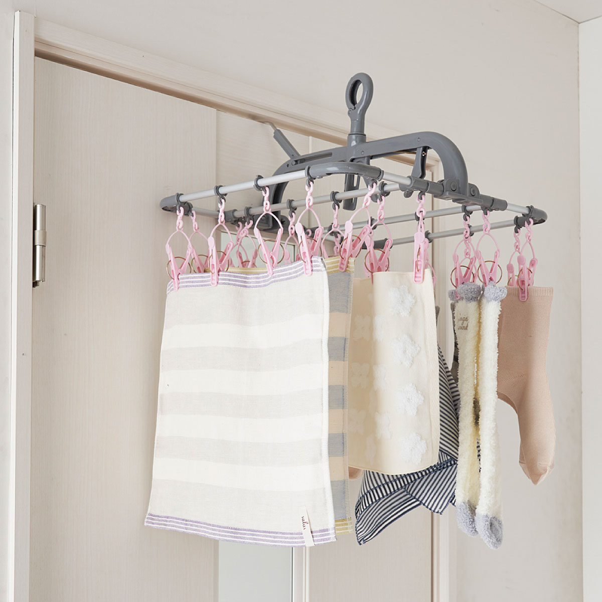 アルミ角ハンガー 部屋干しokドアフック付 引っ張るだけで取り込み 絡みにくいピンチ インテリアの通販ならセシール Cecile