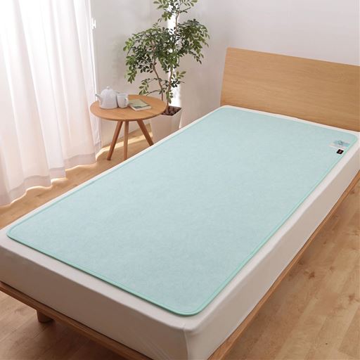 ブルー<br>マットレスやベッドパッドなどの下にサッと敷くだけで湿気を吸収する、除湿マットです。