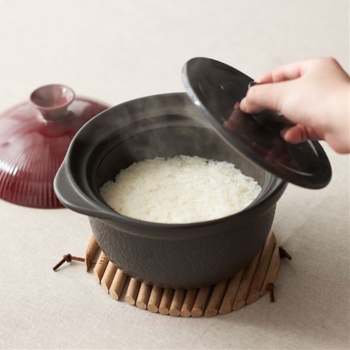 たった3分の加熱でごはんが炊ける炊飯土鍋です。(※一合炊飯時)<br>日本製の高い技術で、内蓋と土鍋の間にほとんどすき間ができない正確な作りのおかげで、時短&省エネ調理が可能に!