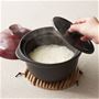 たった3分の加熱でごはんが炊ける炊飯土鍋です。(※一合炊飯時)<br>日本製の高い技術で、内蓋と土鍋の間にほとんどすき間ができない正確な作りのおかげで、時短&省エネ調理が可能に!