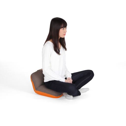 裏返して背もたれを起こせば、腰部を支えて姿勢をケアする小さな座椅子に。