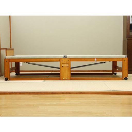 ブラウン C(ハイタイプ/シングル)<br>床板裏のスプリング構造が、折りたたむ際の動作をサポート。楽な力で折りたたむことができます。