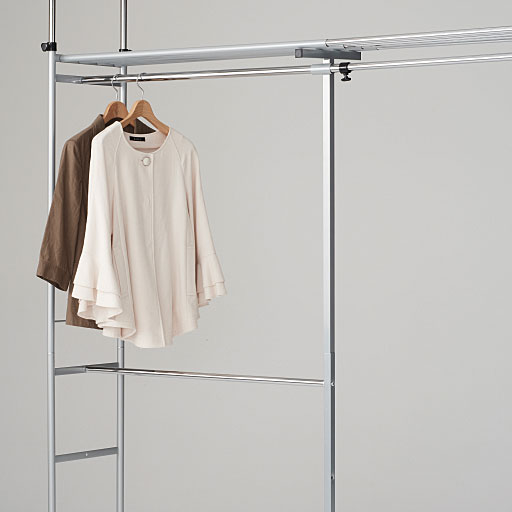 下段のハンガーは2段階に高さ調節できます。<br>丈の短い洋服を収納する際は上段に。