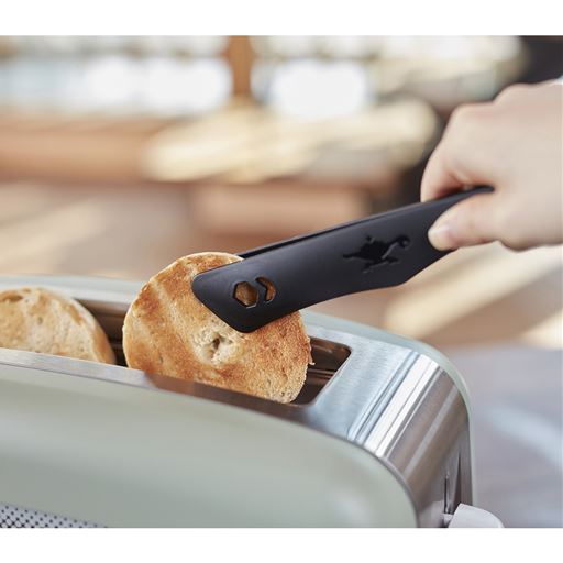 「トーストモード」の他、冷凍保存したトーストを焼き上げる「冷凍トーストモード」、ベーグルやマフィンなど上下二つに切ったパンを片面ずつ焼くことができる「ベーグルモード」、一度焼いたパンを温め直す「あたためモード」の4モードを搭載。<br>中央・上下に配置された3本のヒーターで焼き分けます。