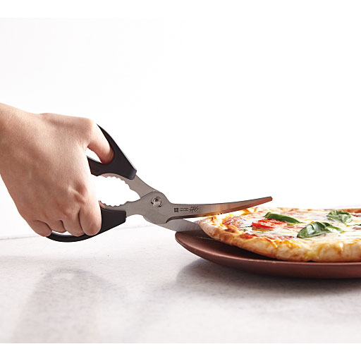 ブラック<br>カーブ刃だから、食材と皿の間に刃が入ってスムーズにカットできます。だから、食材トレイのままカットなんてことも。(ピザ)