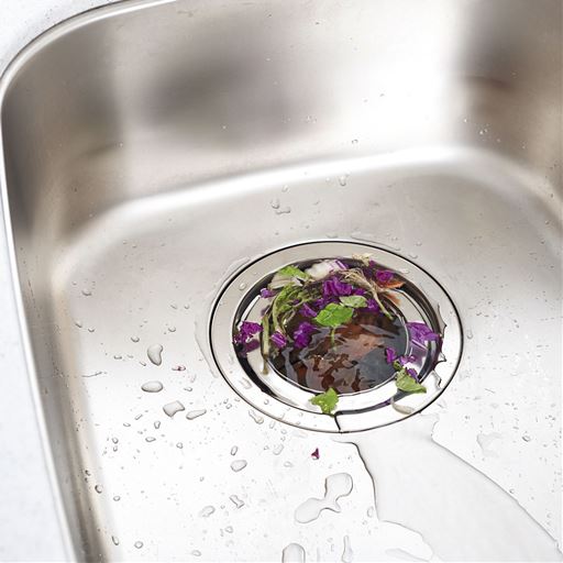キッチンシンクの排水口にゴミが詰まって水があふれるお悩みに。