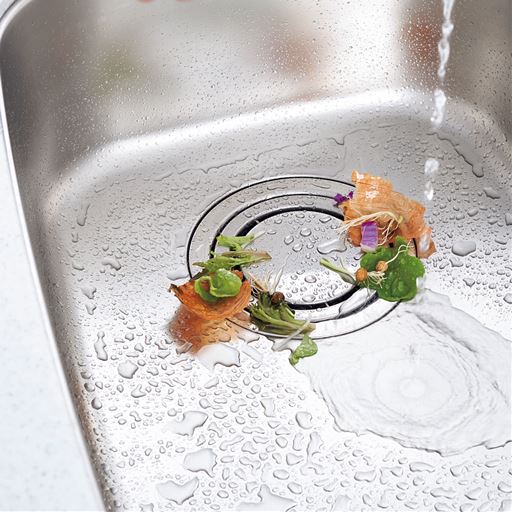 大きめの調理ゴミをせき止めて水は排水口に流すので、排水がスムーズに。<br>洗い物のときにスプーンやお箸がストレーナーに流れ落ちることもありません。