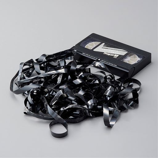 VHSビデオテープは、長期間の保管で磁気テープが劣化したり、カビが発生したりします。<br>そうなる前にデジタルダビングを。