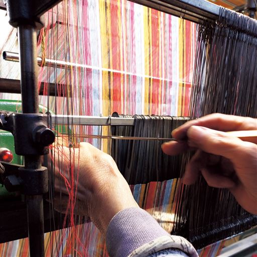 江戸時代から静岡県浜松市に受け継がれてきた遠州紬。<br>側生地は昔ながらの製法で丁寧<br>に手作業で織り上げています。