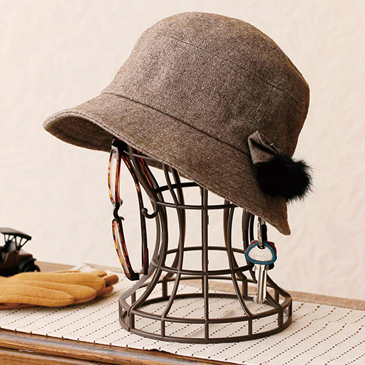 帽子の他にも、アクセサリーや鍵、サングラスなど小物も掛けられます。