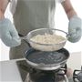 鍋縁に引っ掛けるストッパーは両手でつかめるハンドルにもなります。太めの麺類など重い食材の湯切りに。