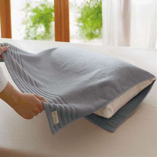 グレー<br>パイルとガーゼのリバーシブル仕様で枕にサッと巻けるタオル。取り替えやすくズレにくい枕カバー。