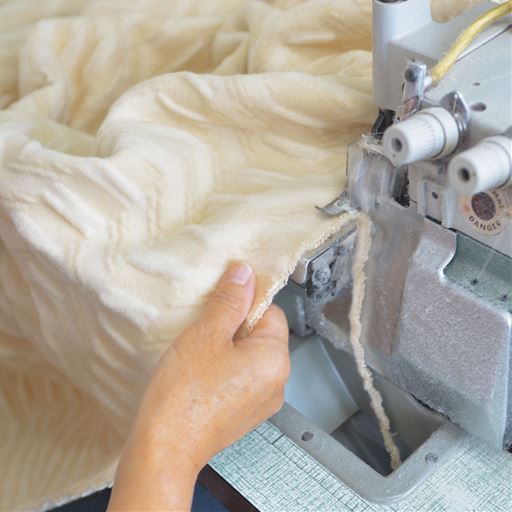 世界に誇る特殊技術のため、織りから最終仕上げまで一貫生産しています。