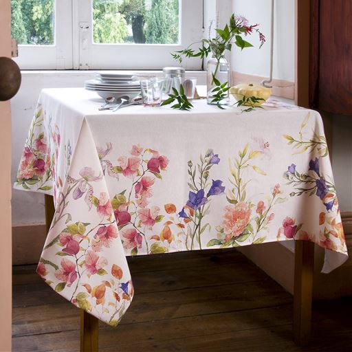 横150×縦150cm<br>水彩画タッチの可憐な花柄が美しい、スペイン製テーブルクロスです。