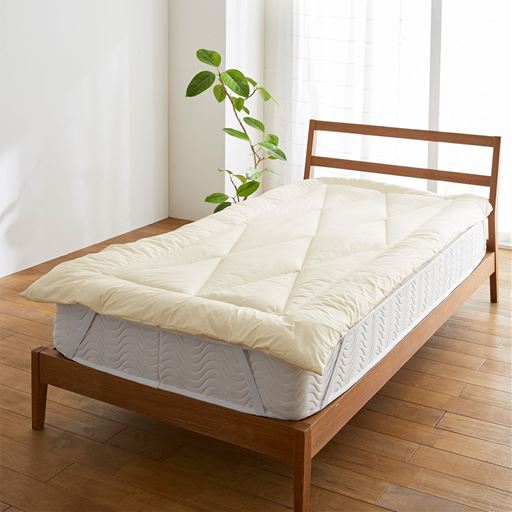 アイボリー<br>「3M™シンサレート™ウルトラ200」中材使用のベッドパッド「極」です。お手持ちの寝具に1枚プラスするだけで、寝心地アップ!