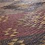 柄拡大(ブラウン)<br>通常より多くの打ち込み本数で、品格のある手織り絨毯のような細かな柄を表現。