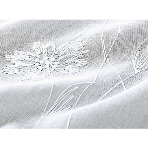 生地拡大(ホワイト)<br>どんなテイストのカーテンとも合わせやすい、甘くなりすぎない上品な刺繍柄。