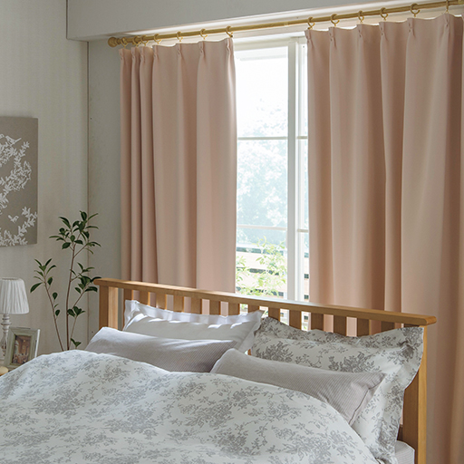 ペールピンク<br>白度の高い淡いピンク色がお部屋をフェミニンな印象に。
