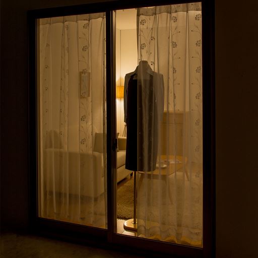 部屋の外から見た様子(夜)<br>※使用環境の部屋の明るさにより印象は少し変わります。