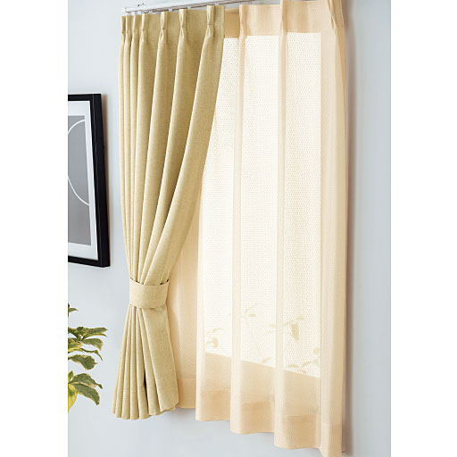 ベージュ(幅100×丈110cm)<br>小窓にもおすすめ。芯入りのタッセル付きでカーテンもスッキリまとまります。