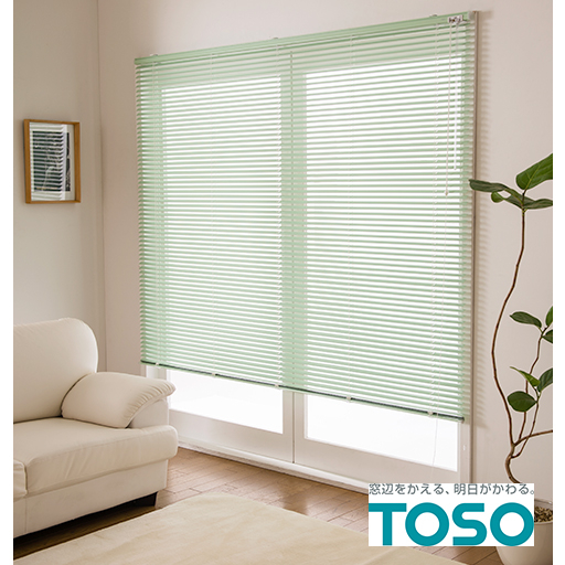 ペールグリーン(幅180×丈180cm・1本) 掃き出し窓イメージ <br>カーテンレール国内シェアNo.1の「TOSO(トーソー)」が生産しています。