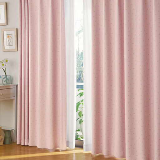 ピンク<br>ドット柄がアクセントの、シンプルでかわいい遮光プリントカーテンです。