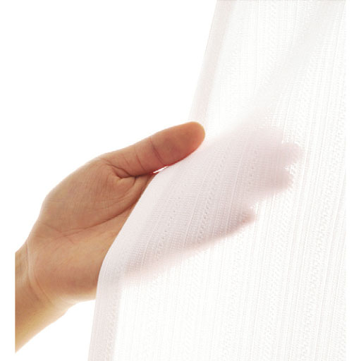 【透け感の目安:やや透けにくい】<br>密度が高いため普通のレースカーテンより透けにくくなっています。