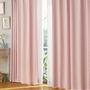 ピンク<br>ドット柄がアクセントの、シンプルでかわいい遮光プリントカーテンです。