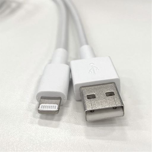 コネクタ:USB-A 2.0オス/Lightningオス