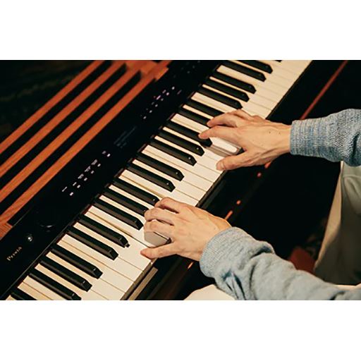 グランドピアノのようなハンマーの自重によるアクション機構を小型化し、スリムなボディに凝縮したスマートスケーリングハンマーアクション鍵盤を搭載しています。