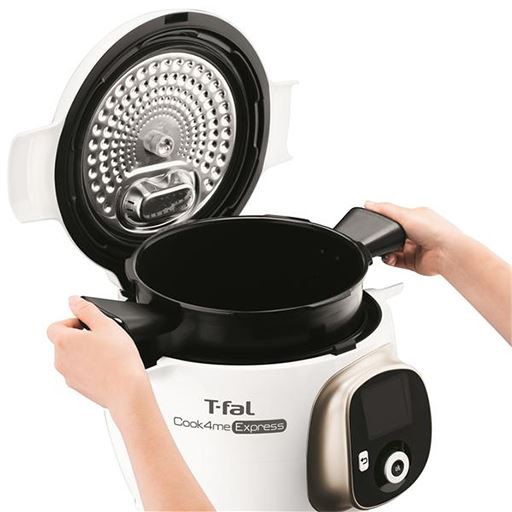 内側はこびりつきにくいセラミックコーティング。鍋自体も軽いので洗いやすい。