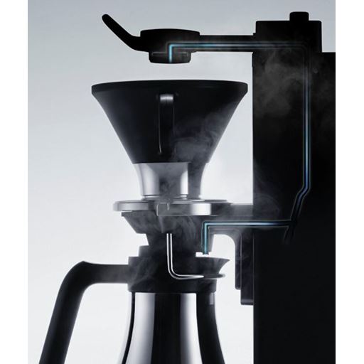 本品で淹れたコーヒーが力強くも飲みやすい理由は、雑味のない後味にあります。<br>抽出時間の経過に伴って、豆から溶出する雑味成分。このタイミングを見計らい、ドリッパーへの注湯をストップ。そして、サーバーに抽出されたコーヒーの凝縮された成分と温度を調節するため、ドリップ時の注湯口とは異なる第2の注湯口から仕上げの加水を行います。<br>この新しいアイデアが、力強い味わいとクリアな後味の両立を実現しました。