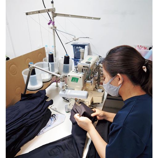 奈良の靴下工場で製造。イタリア製の成形インナー編み機で編み立てることで極力縫い目を減らし、最後はひとつひとつ丁寧に手作業で仕上げています。