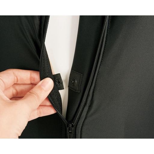 胸元<br>ファスナーアシストボタン<br>着用時にファスナーを上げやすくするスナップ付き。