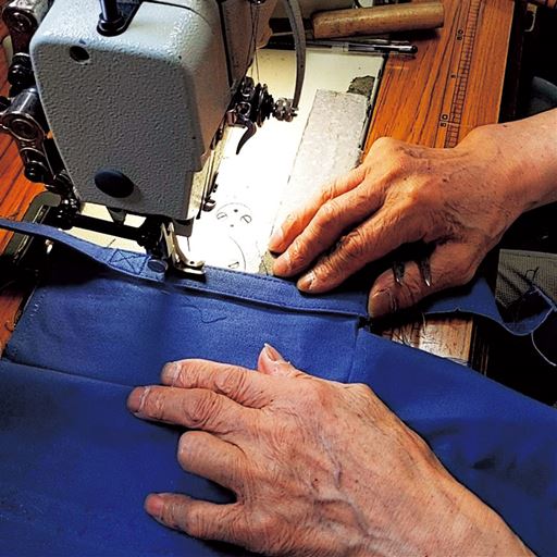職人の手で1つ1つ丁寧に縫い上げています。