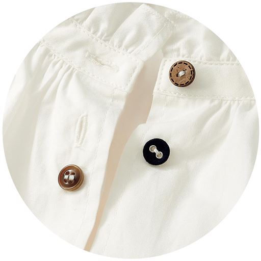 フリル衿と飾りを含む多彩なボタンがキュート