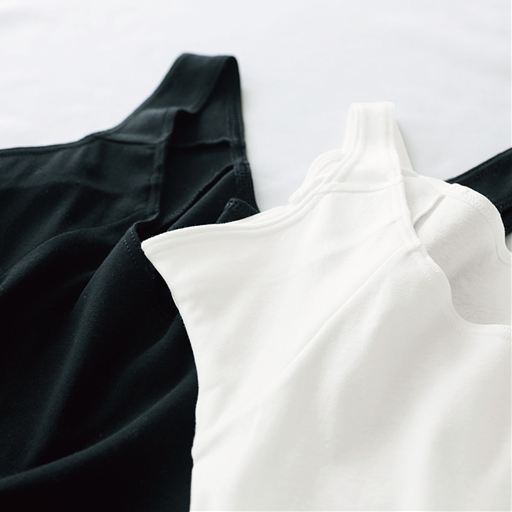前汗キャッチャー®の機能はそのままに、肩接ぎ巾を狭くし、前後の衿ぐりのあきを広くしました。すべりのよい綿100%素材で、アウターとの相性も◎。<br>(左から)ブラック、オフホワイト