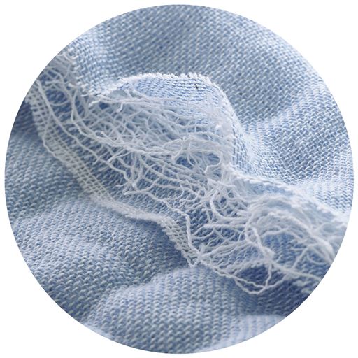 生地拡大(ブルー)<br>綿100%の甘撚り糸で織った生地は、軽くてやわらか。